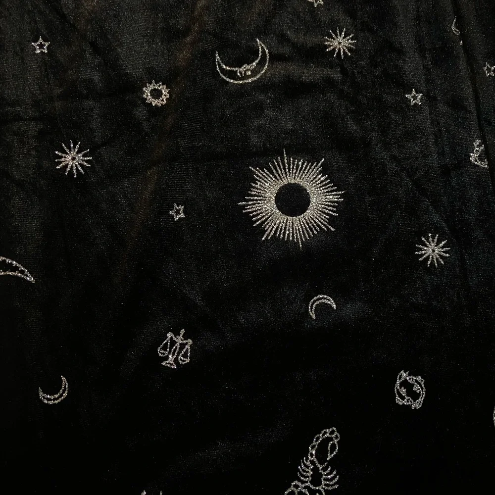 H&M black velvet skirt - Picture 7 of 11